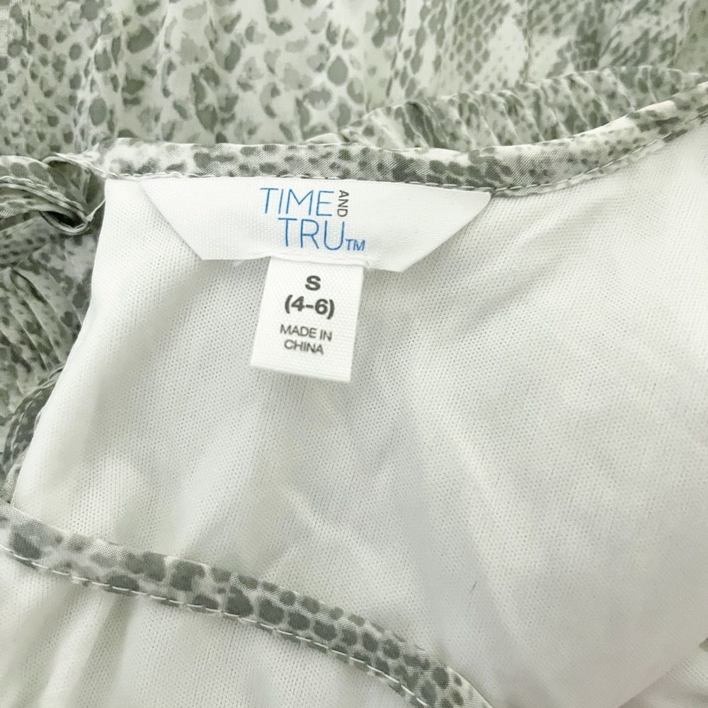 Time and Tru Sleeveless Gray & White Pleated Top Animal Print Sz S - Picture 6 of 6